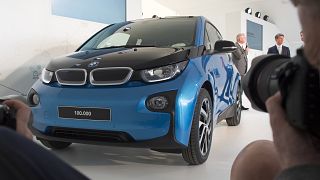 L'auto BMW i3 esce dalla catena di montaggio durante l'anniversario della produzione della 100.000esima auto elettrica nello stabilimento della casa automobilistica tedesca di lusso BMW AG a Lipsia, in Germania, 