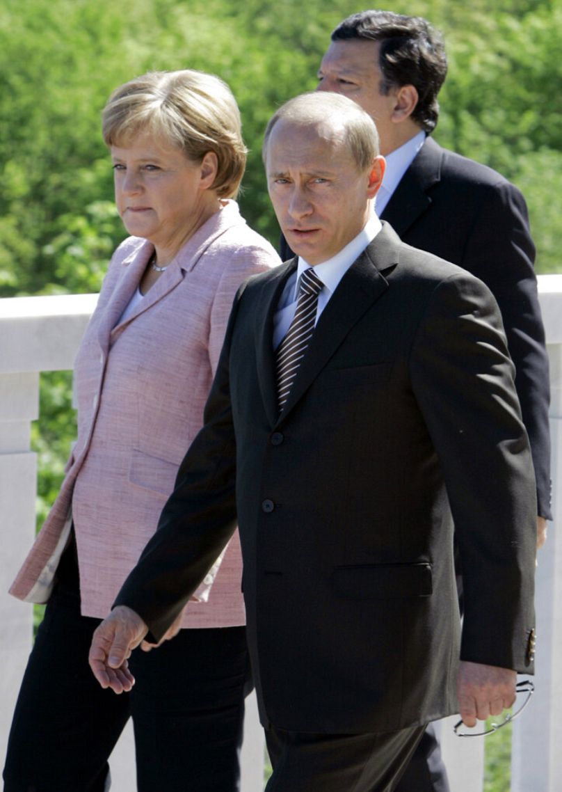 Merkel walks with Russian President Vladimir Putin as he arrives at the Russia-EU summit in Volzhsky Utyos near the Volga River city of Samara, Friday, May 18, 2007