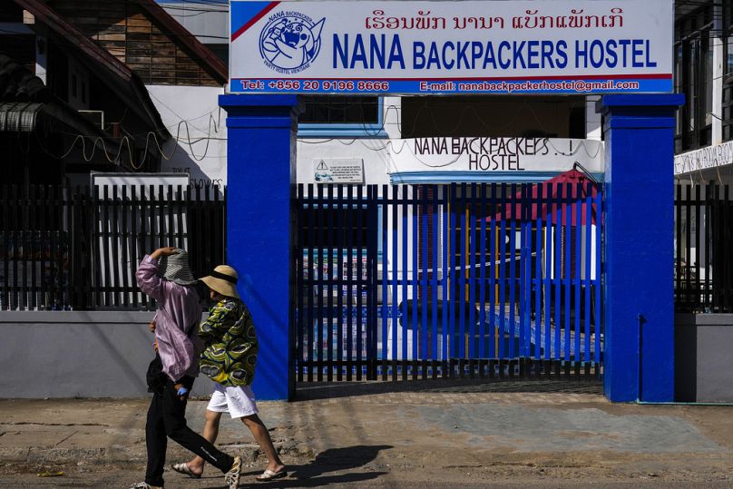 Turistas extranjeros pasan junto al albergue cerrado Nana Backpackers en Vang Vieng, Laos, el sábado 23 de noviembre de 2024.