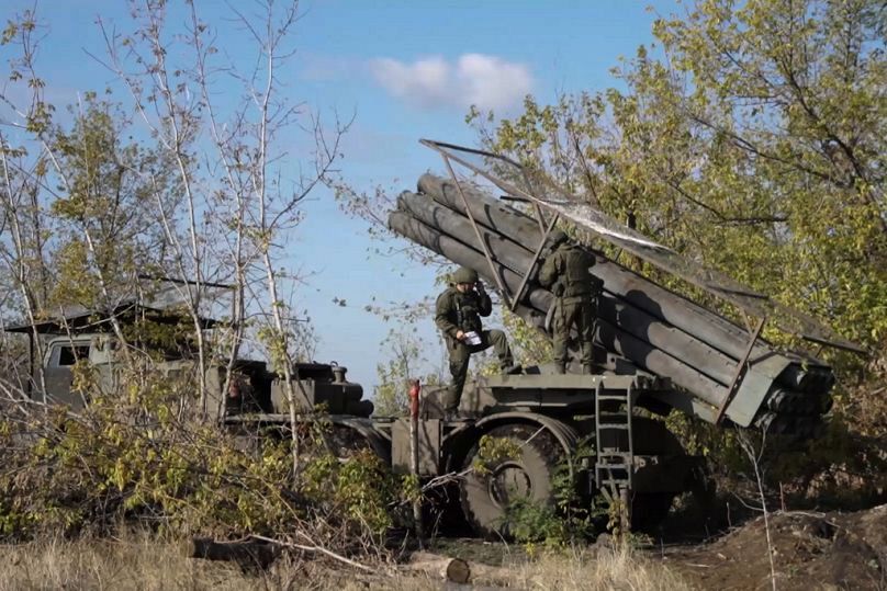 Soldados russos operam foguete Uragan em localização desconhecida. AP/Serviço de Imprensa do Ministério da Defesa russo
