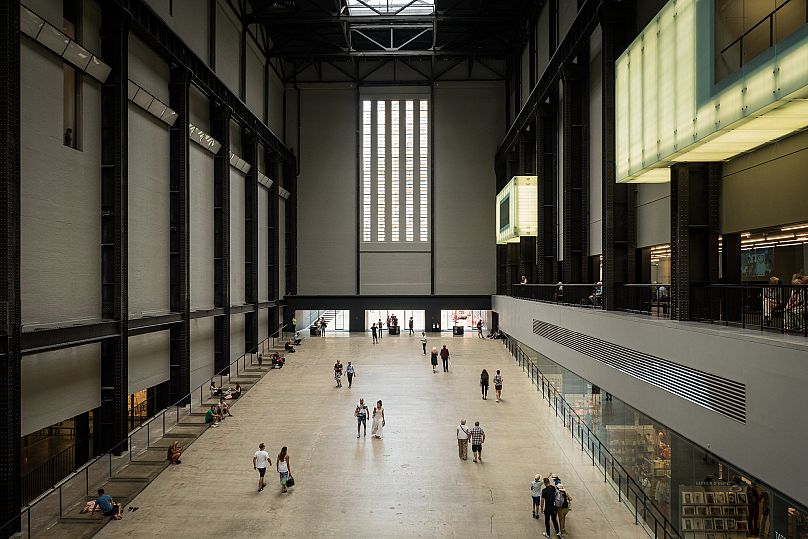 No interior do Turbine Hall da Tate Modern