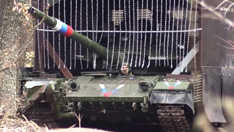 دبابة روسية من طراز T-80 تتحرك في منطقة دونيتسك في أوكرانيا.