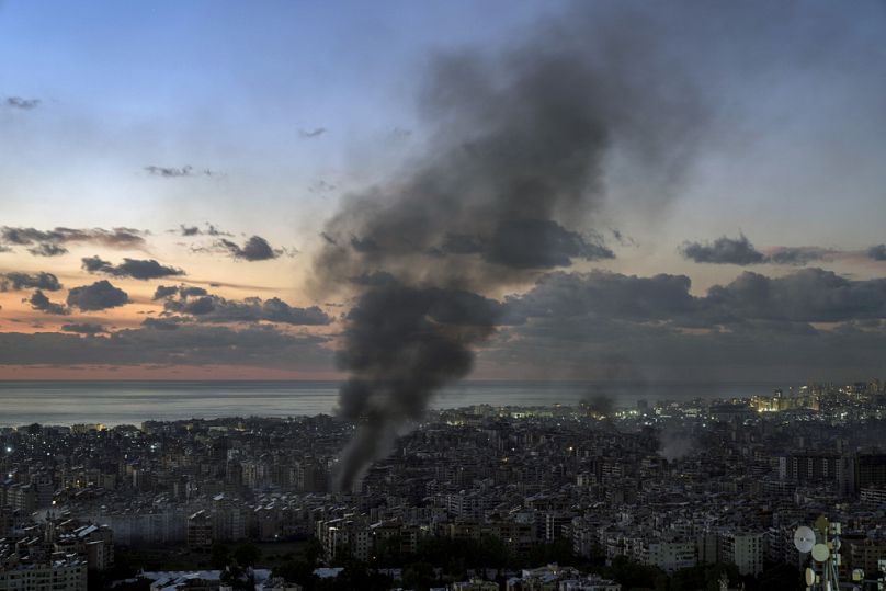 Fumo levanta-se após um ataque aéreo israelita a Dahiyeh, em Beirute, Líbano, terça-feira, 26 de novembro de 2024.