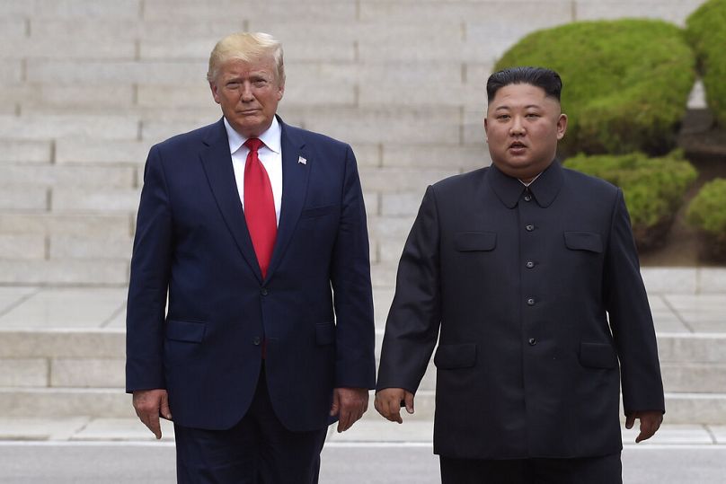 Trump és Kim a demarkációs vonal északi oldalán, 2019 június 30.