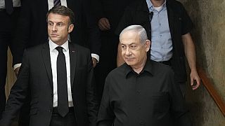 Foto di repertorio: il primo ministro israeliano Benjamin Netanyahu, a destra, e il presidente francese Emmanuel Macron arrivano per una conferenza stampa congiunta a Gerusalemme, martedì 24 ottobre 2023.