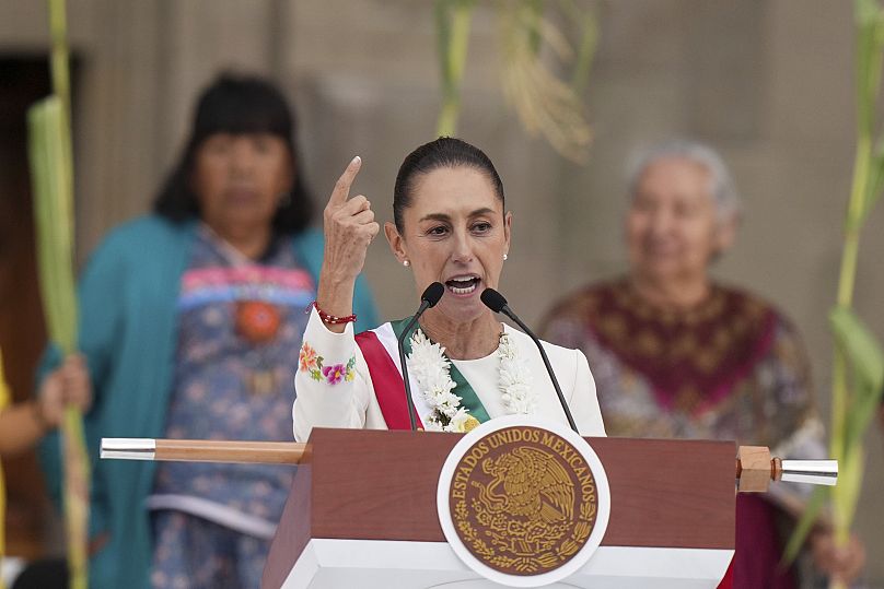 La nouvelle présidente Claudia Sheinbaum s'adresse à ses partisans sur le Zócalo, la place principale de Mexico, le 1er octobre 2024. 