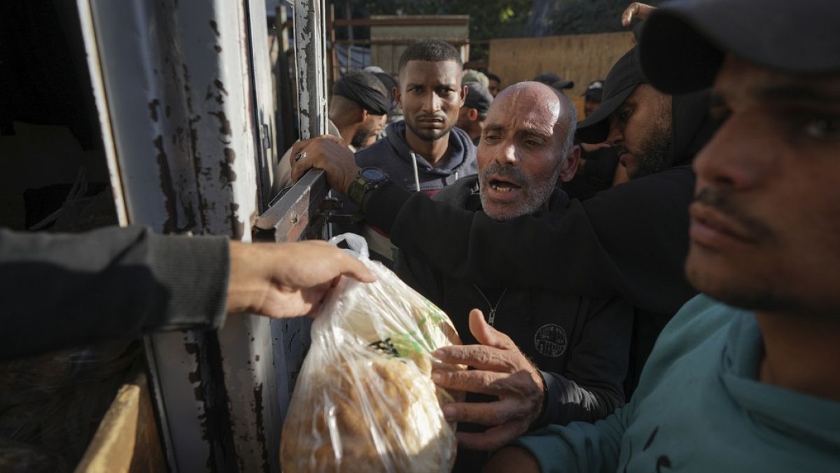 في دير البلح.. طوابير الخبز تروي قصة معاناة سكان غزة