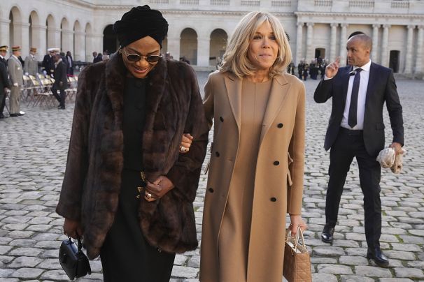 Brigitte Macron et l'épouse du président nigérian Bola Tinubu, Oluremi Tinubu, quittent le monument des Invalides à Paris, 28/11/2024.