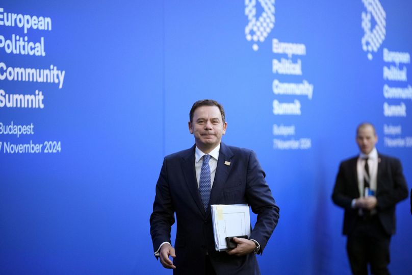 Il primo ministro portoghese Luis Montenegro arriva al vertice della Comunità politica europea (CPE) alla Puskas Arena di Budapest, Ungheria, 7 novembre 2024