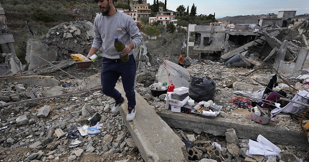 Lebanese begin street clean-up after ceasefire with Israel