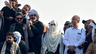 Bushra Bibi, al centro, moglie dell'ex premier incarcerato Imran Khan, e i leader del partito di Khan guidano i loro sostenitori durante un comizio il 26 novembre 2024.