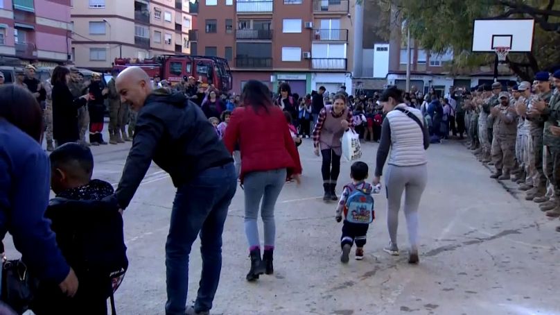 Des centaines d'élèves ont fait leur rentrée dans la ville de Benetusser, près d'un mois après la fermeture des écoles.