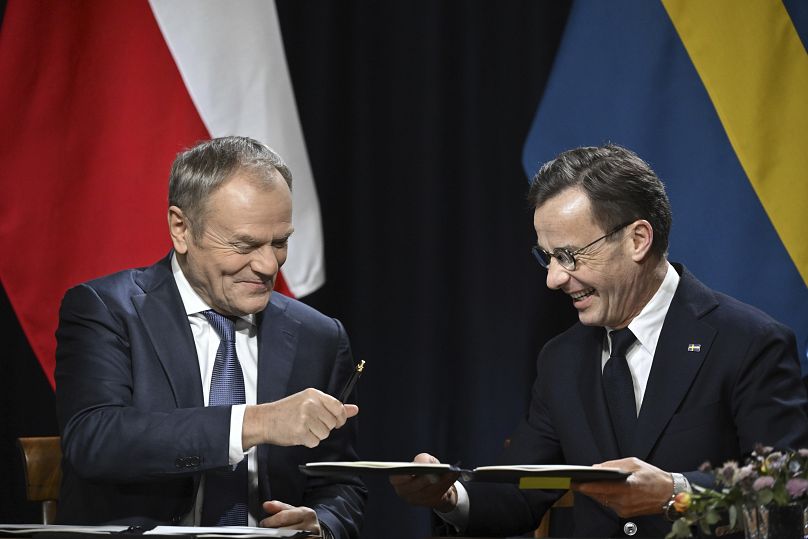 Poland's Prime Minister Donald Tusk, left, and Sweden's Prime Minister Ulf Kristersson sign an agreement during a summit in Flen, 28 November, 2024