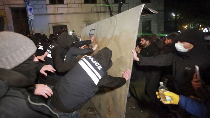 Georgia: notte di proteste a Tbilisi, in migliaia in piazza dopo decisione di rinviare adesione Ue