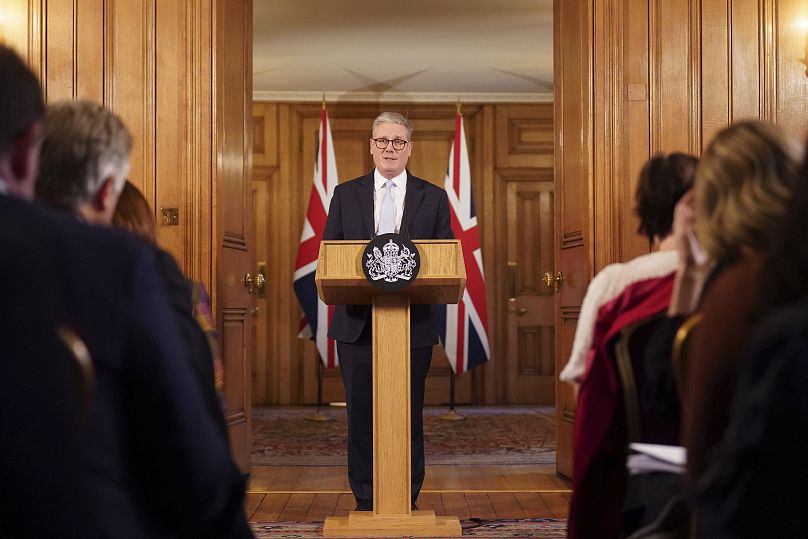 İngiltere Başbakanı Keir Starmer Londra'da düzenlenen bir basın toplantısında konuşuyor, 28 Kasım 2024.