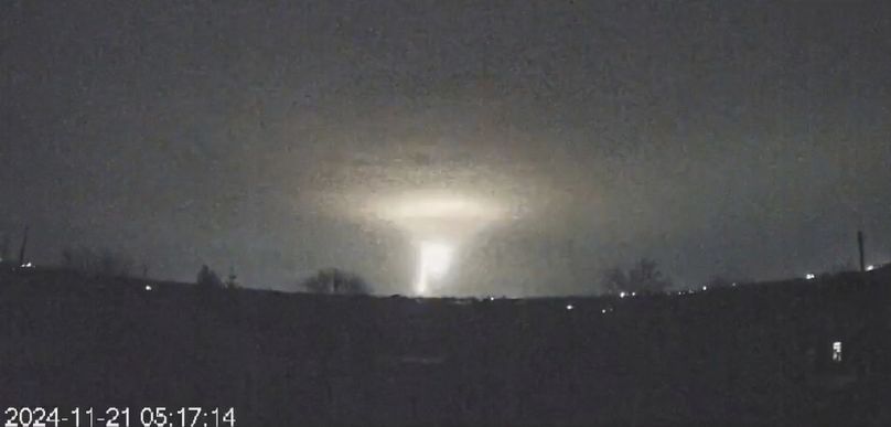 Capture d'écran d'une vidéo fournie par la fondation Come Back Alive le 21 novembre 2024, lors d'une attaque russe au missile Oreschnik sur Dnipro, en Ukraine.
