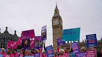 Una piccola manifestazione di sostenitori del suicidio assistito davanti alla sede del Parlamento inglese 2024