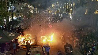 Manifestanti si riversano in strada e appiccano il fuoco dopo l'annuncio del primo ministro georgiano Irakli Kobakhidze, Tbilisi, Georgia, 29 novembre 2024