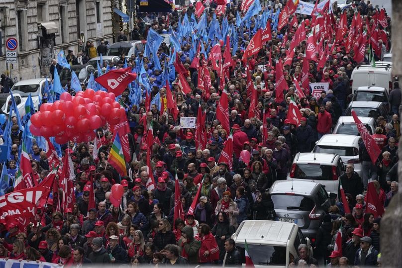 Manifestanti durante lo sciopero nazionale indetto dai sindacati per protestare contro la legge di bilancio del governo a Roma, 29 novembre 2024