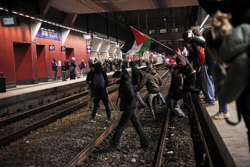 Gli studenti aderiscono allo sciopero generale, occupando la stazione ferroviaria di Porta Susa, Torino, Italia, 28 novembre 2024