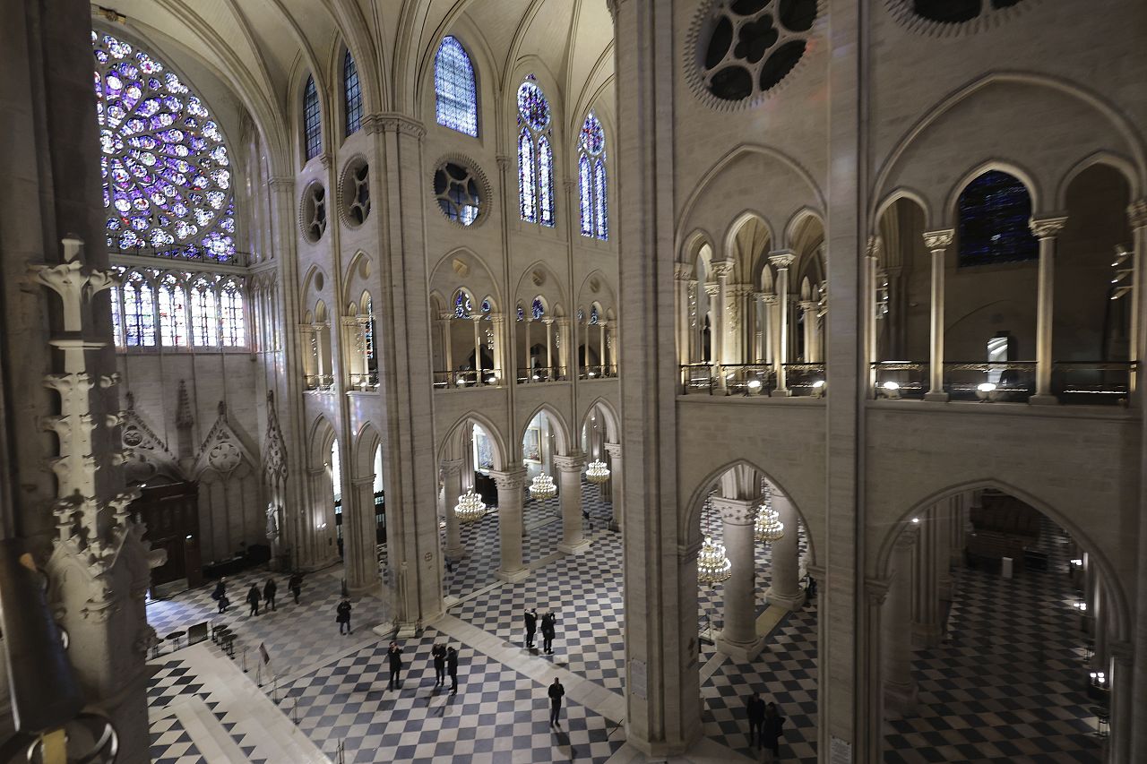 Des personnes se promènent dans la cathédrale Notre-Dame de Paris pendant la visite du président Macron, 29.11.24