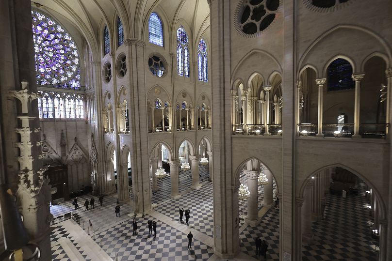 Präsident Emmanuel Macron war einer der ersten, der die wiederhergstellten Innenräume der Notre-Dame betrachten durfte, Paris, 29. November 2024.