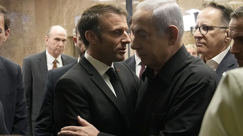 El primer ministro israelí, Benjamin Netanyahu, en el centro a la derecha, estrecha la mano del presidente francés, Emmanuel Macron, después de una conferencia de prensa