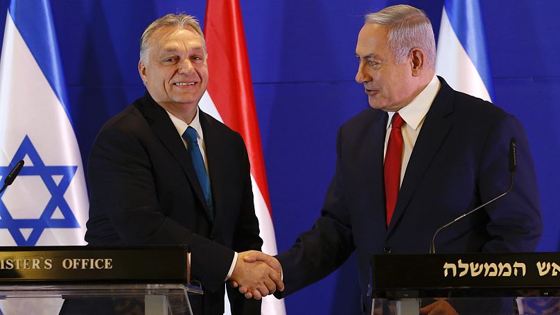 El primer ministro húngaro, Viktor Orban, a la izquierda, y el primer ministro israelí, Benjamin Netanyahu, asisten a una rueda de prensa después de su reunión en Jerusalén