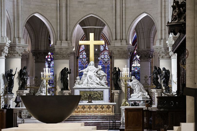 Der vom französischen Künstler und Designer Guillaume Bardet entworfene Altar befindet sich im Herzen der Kathedrale Notre-Dame de Paris.