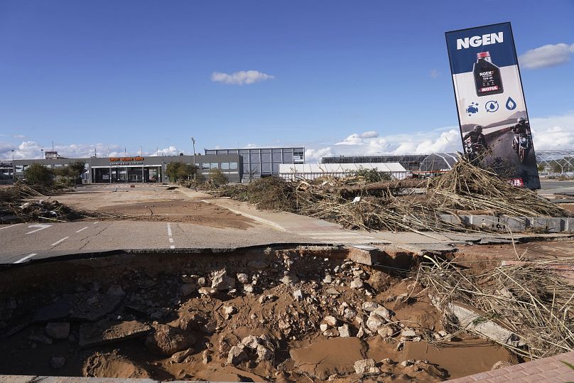 Une route détruite par les inondations devant l'entrée du circuit Ricardo Tormo à Cheste, près de Valence, en Espagne, le samedi 2 novembre 2024.