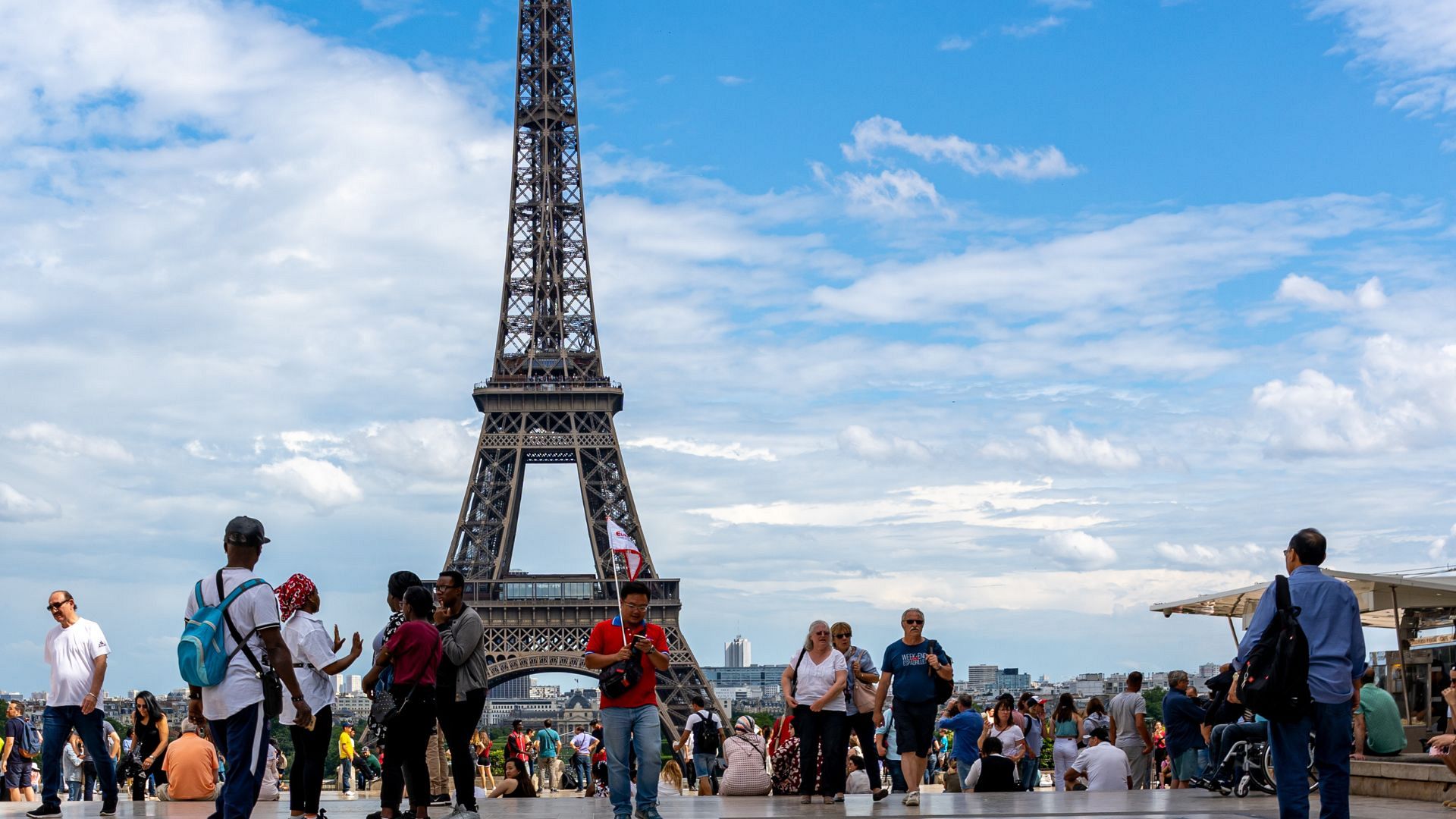Paris cracks down on Airbnbs with €100,000 fines and London-style limit ...
