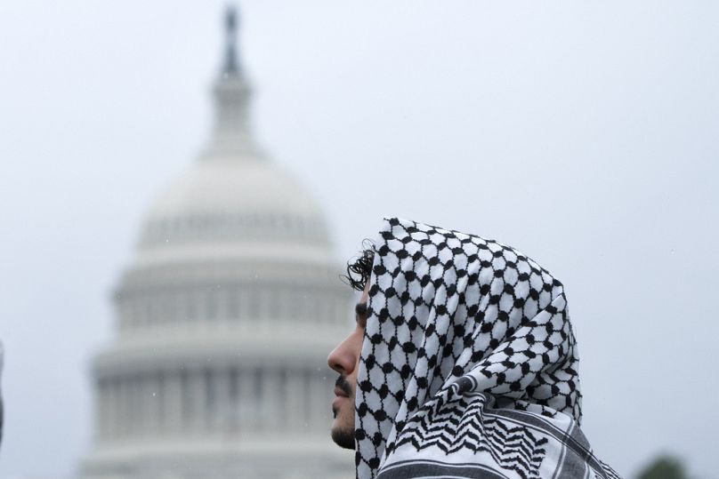الكوفية الفلسطينية التقليدية .. رمز للتمسك بالإرث العريق