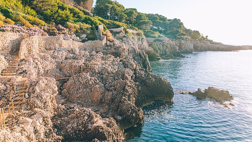 Tirepoil path in Antibes