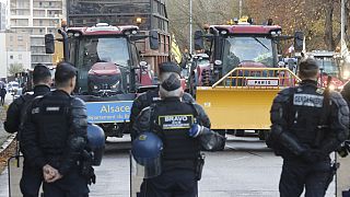 Agenti di polizia bloccano gli agricoltori che protestano a Strasburgo contro il trattato Mercosur, martedì 26 novembre 2024 ,