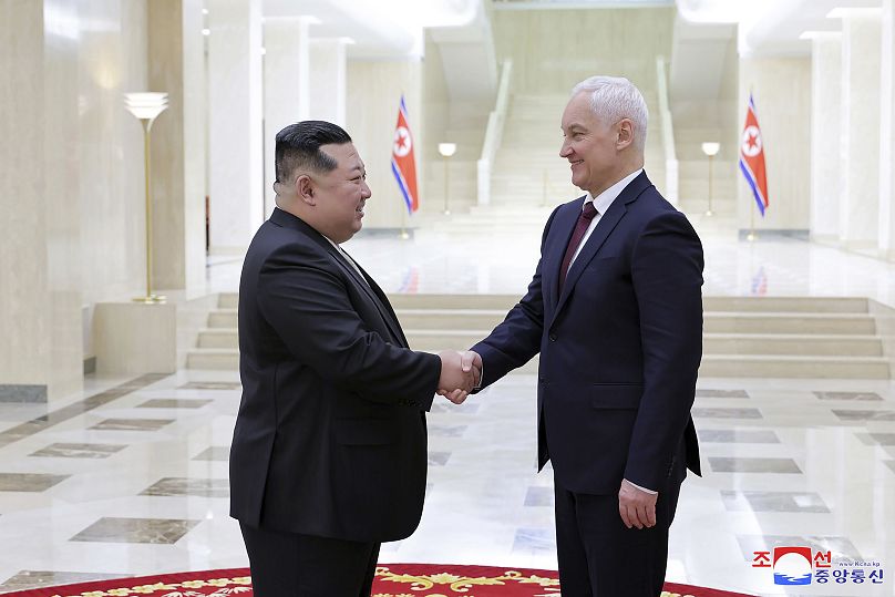 Il leader nord-coreano Kim Jong Un stringe la mano al ministro della Difesa russo Andrei Belousov a Pyongyang, 29 novembre 2024