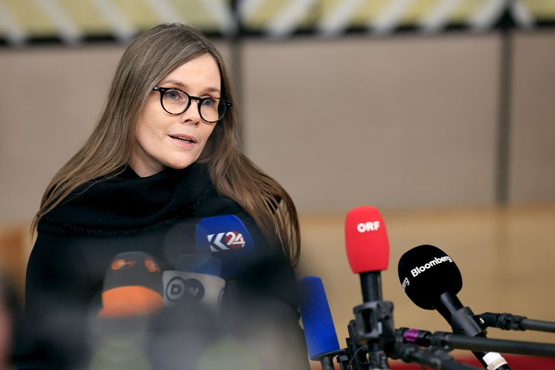 رئيسة وزراء أيسلندا كاترين ياكوبسدوتير تتحدث مع وسائل الإعلام أثناء وصولها لحضور قمة الاتحاد الأوروبي في بروكسل، في 22 مارس 2024