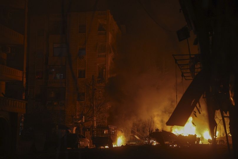 Veículos incendiados após ataque aéreo contra forças rebeldes em Alepo