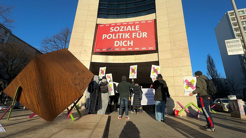 Protestocular SPD genel merkezi önünde AfD'nin yasaklanması çağrısında bulundu, 30 Kasım 2024.