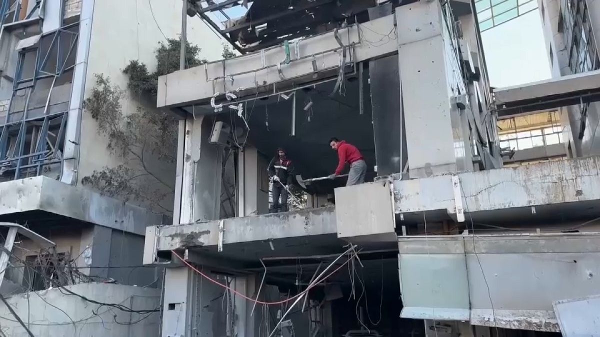 خطوة نحو التعافي.. أهالي النبطية يبدأون بترميم منازلهم المتضررة جراء القصف الإسرائيلي