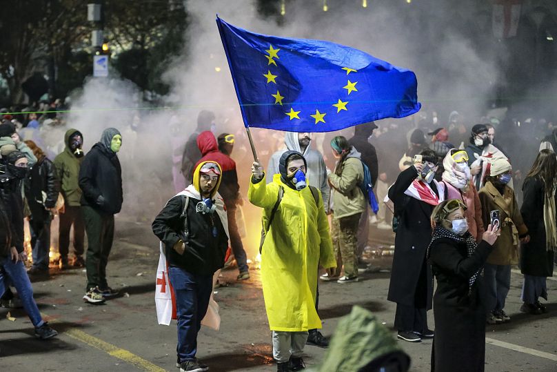 Ein Demonstrant schwenkt eine EU-Flagge. Tiflis, 30. November 2024