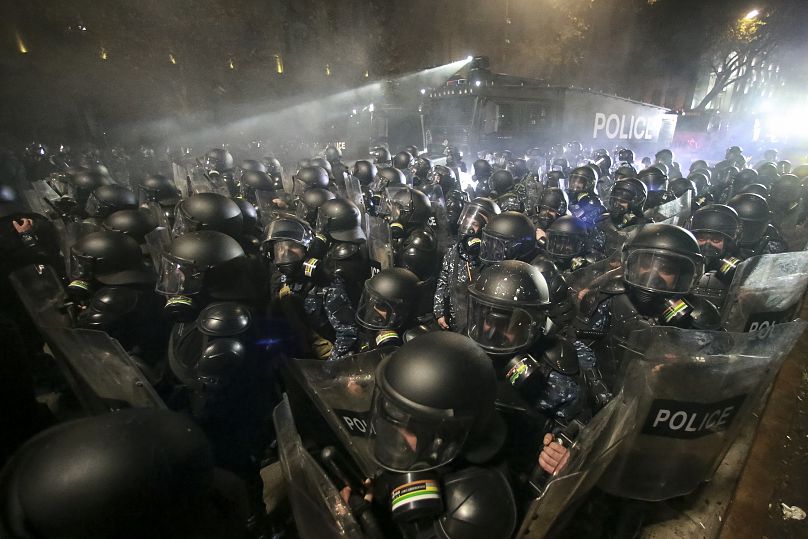 Bei einer Kundgebung vor dem Parlament setzt die Polizei einen Wasserwerfer gegen Demonstranten ein. Tiflis, 30. November 2024