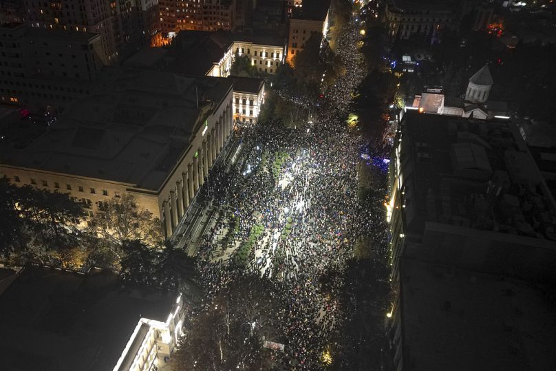 Hatalmas tömeg tüntetett a kormány ellen Tbilisziben szombaton este (2024. november 30.)