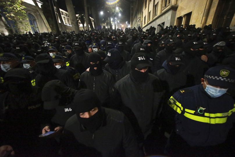 Több ezer rendőrt vezényeltek ki a tüntetők ellen szombaton este (2024. november 30.)
