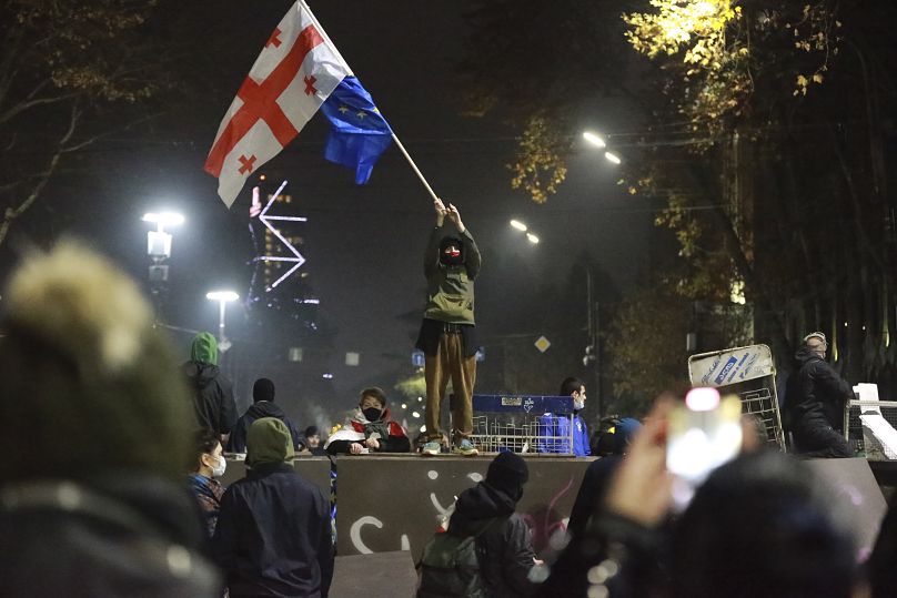 Un manifestante ondea las banderas de Georgia y de la UE durante una protesta en Tiflis, 30 de noviembre de 2024.