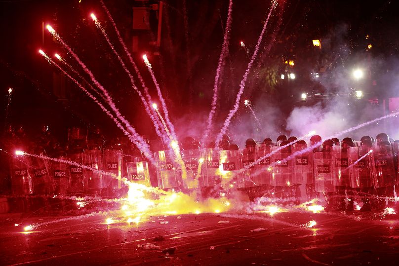 Manifestantes disparan petardos contra la policía durante una protesta en Tiflis, 30 de noviembre de 2024.