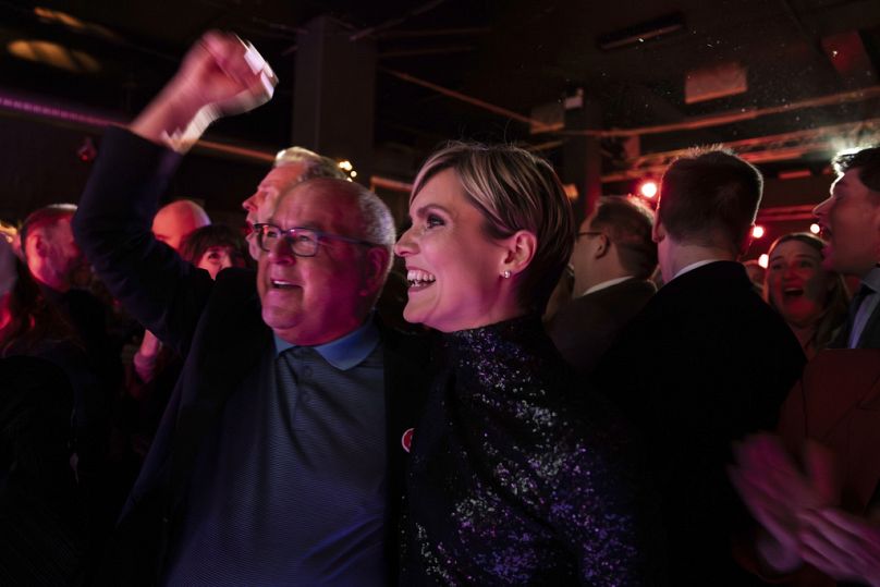 Kristrún Mjöll Frostadóttir, leader du Samfylking, parti social-démocrate, avec un partisan lors de la fête organisée après la fermeture des bureaux de vote, 30.11.2024