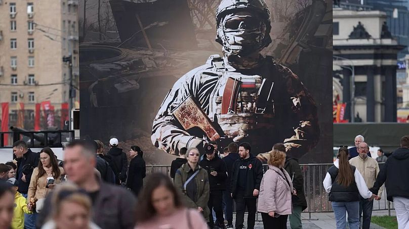 Az orosz hadsereg toborzó plakátja Moszkvában
