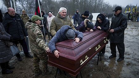 Angehörige nehmen am 30. November 2024 auf einem Friedhof in Kiew, Ukraine, von dem ukrainischen Offizier Pavlo Vedybida, auch bekannt als „Obolonchik“, Abschied.