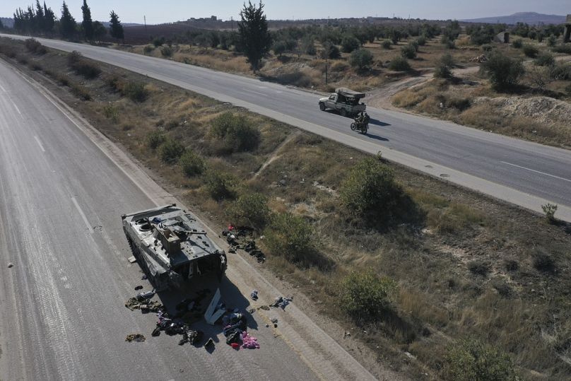 عربة مدرعة للجيش السوري مهجورة على طريق سريع في ضواحي خان شيخون، جنوب غرب حلب، الأحد 1 ديسمبر 2024. 