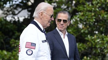 Präsident Joe Biden bei einem Spaziergang mit seinem Sohn Hunter auf dem South Lawn des Weißen Hauses, 26. Juli 2024 Präsident Joe Biden bei einem Spaziergang mit seinem Sohn Hunter auf dem South Lawn des Weißen Hauses, 26. Juli 2024